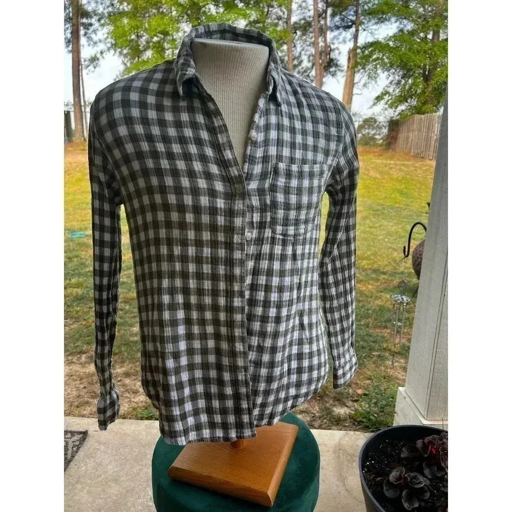 Universal threads women’s size small long sleeve button up